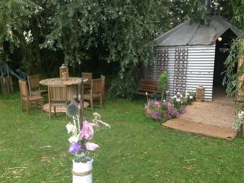 Skipbridge Farm Shepherds Huts Campground Green Hammerton Dış mekan fotoğraf