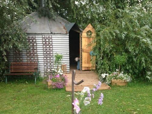 Skipbridge Farm Shepherds Huts Campground Green Hammerton Dış mekan fotoğraf