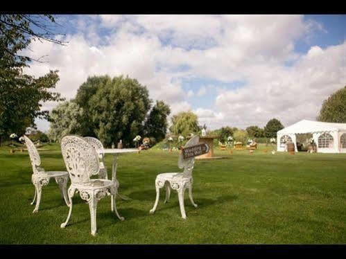 Skipbridge Farm Shepherds Huts Campground Green Hammerton Dış mekan fotoğraf